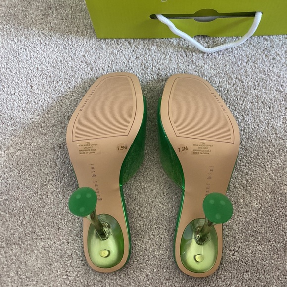 UEC Gianni Bini Oziee Vinyl Sculptural Heel Sandals Spring Green size 7.5 - Picture 9 of 10